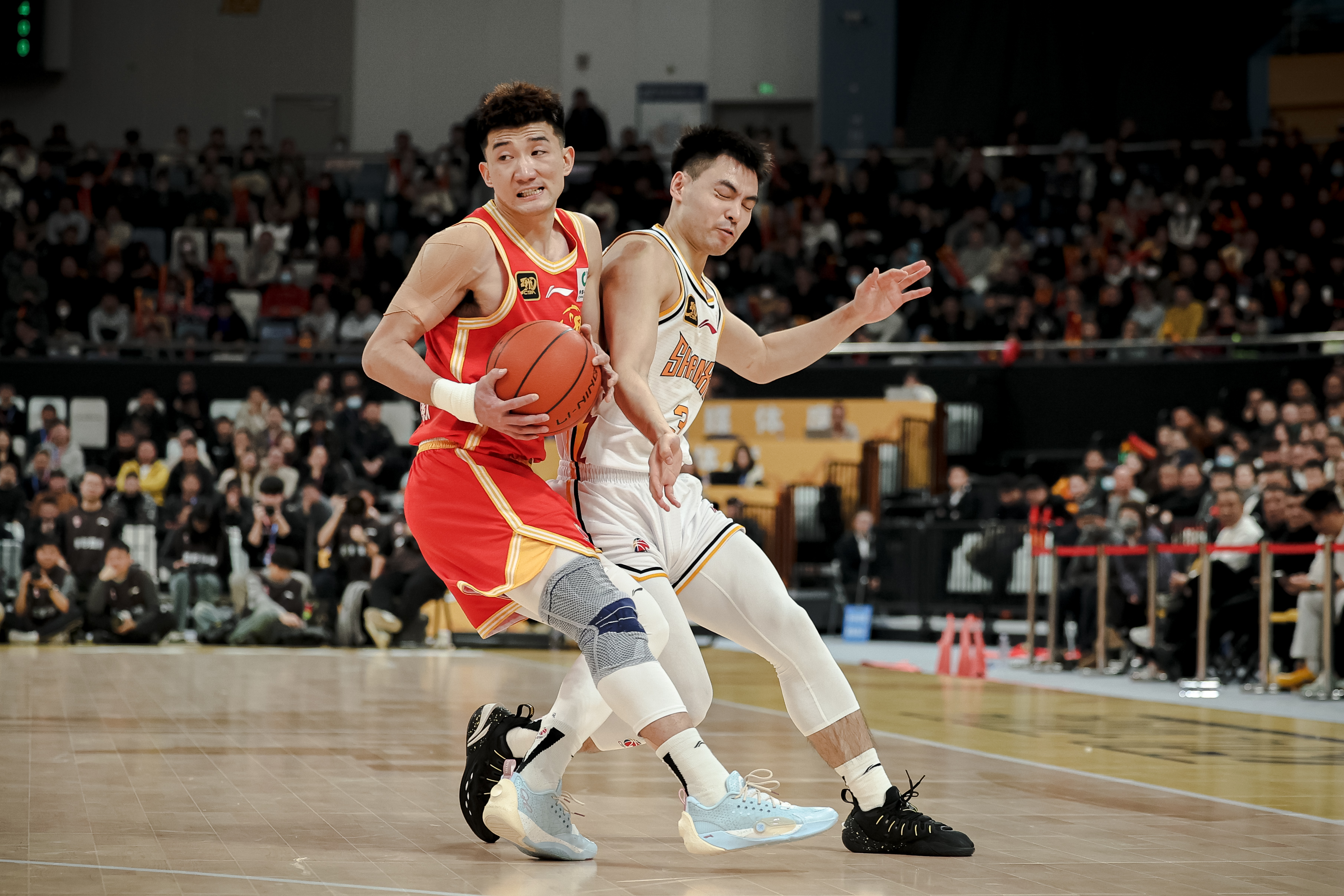 -新赛季CBA榜首争夺激烈，各队都在全力争胜的简单介绍